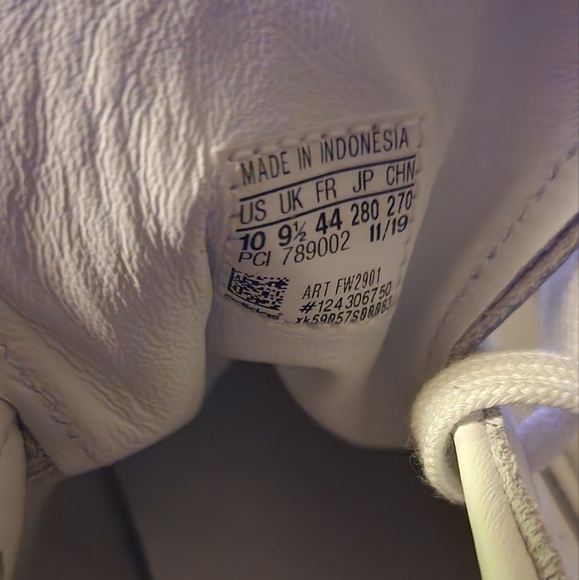 New Mickie mouse ๐ shoes - Picture 3 of 10